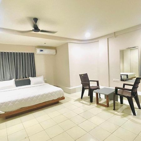 Hotel Royal Orbit Rajkot Dış mekan fotoğraf