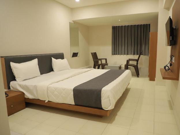 Hotel Royal Orbit Rajkot Dış mekan fotoğraf