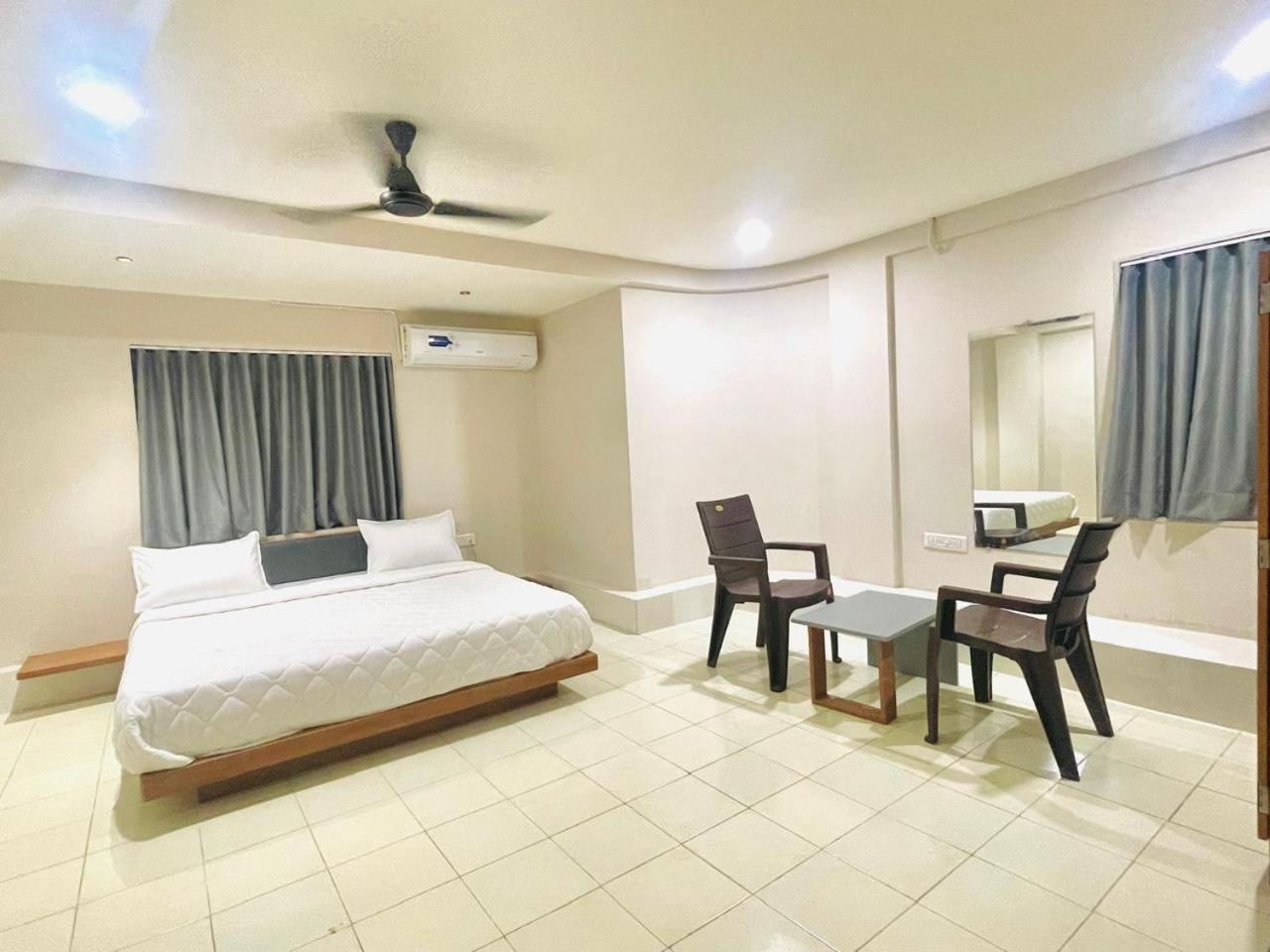 Hotel Royal Orbit Rajkot Dış mekan fotoğraf